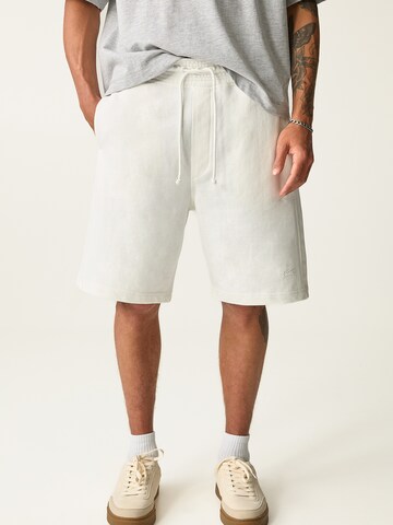 Pull&Bear Loosefit Nadrág - fekete: elől