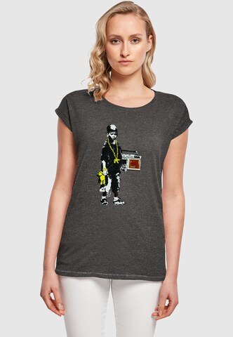 Merchcode Shirt 'Brandalised - Boy With Teddy' in Grau: Vorderseite