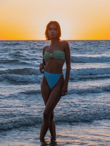 Flavia Valentini - Bandeau Bikini 'Bikini Bandeau con Conchiglie – Verde & Azzurro' en verde