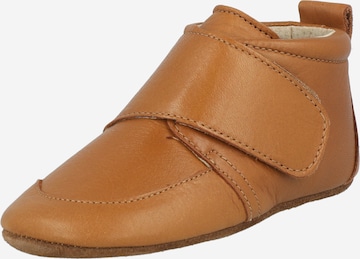 EN FANT Lære å gå sko i brun: forside