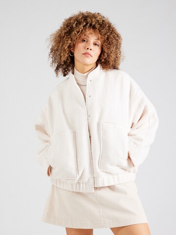 Giacca di mezza stagione 'PCJENNY' di PIECES Curve in beige: frontale