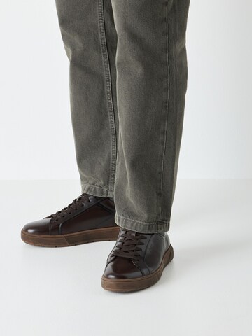 Tamaris Sneakers laag in Bruin: voorkant