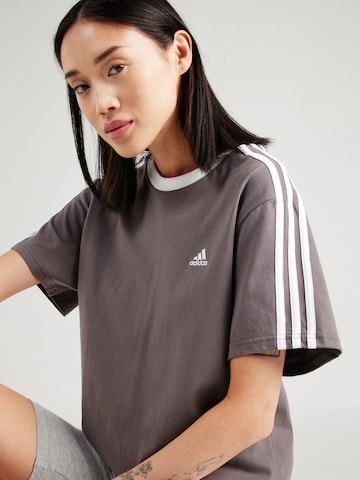 ADIDAS SPORTSWEAR - Camisa funcionais 'Essentials' em castanho