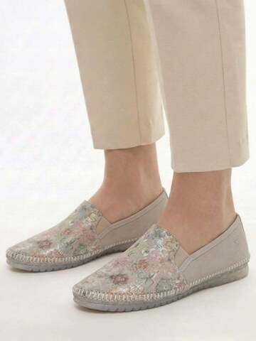 Maciejka Classic Flats in Beige