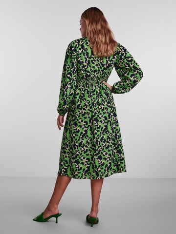PIECES Платье-рубашка 'Meline Darsy' в Зеленый