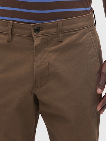 Coupe slim Pantalon chino 'ESSENTIAL' GAP en marron