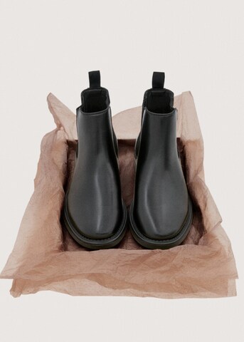 MANGO MAN Chelsea Boots in Black