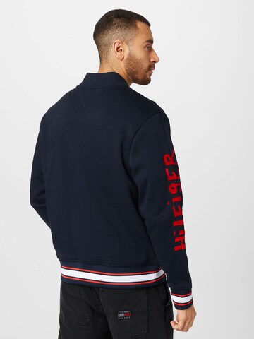 TOMMY HILFIGER Tussenjas in Blauw