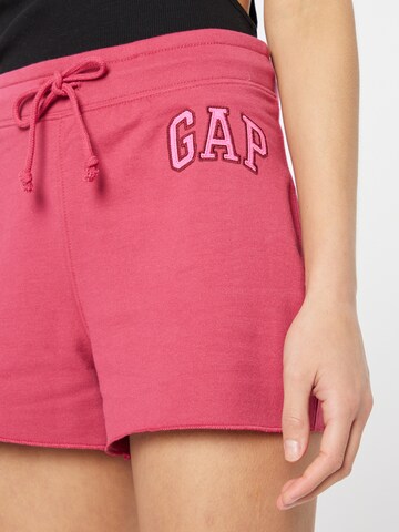 GAP Regular Shorts 'HERITAGE' in Rot