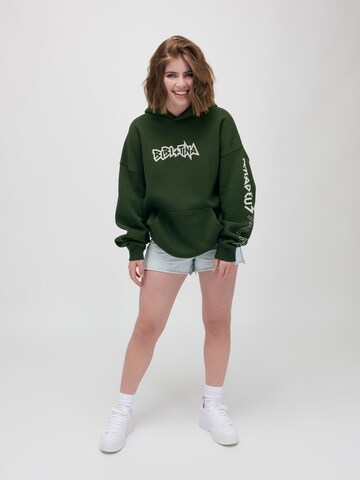 ABOUT YOU x StayKid Sweatshirt 'BIBI+TINA' in Groen: voorkant