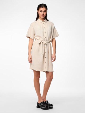 Abito camicia 'VINSTY' di PIECES in beige