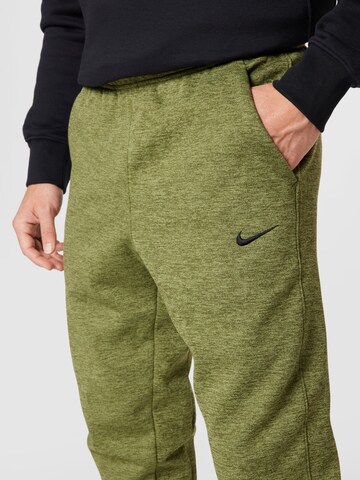 NIKE Tapered Sporthose in Grün