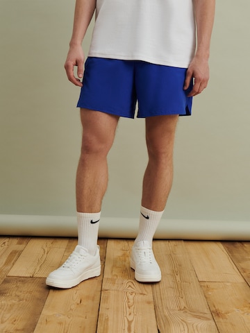 DAN FOX APPAREL Badeshorts 'Ole' in Blau: predná strana