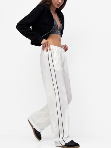 Pull&Bear Regular Trousers in White: front