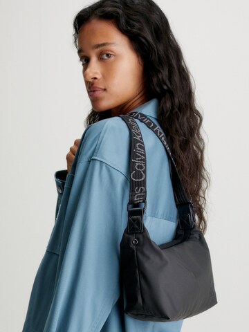 Sac bandoulière Calvin Klein Jeans en noir : devant