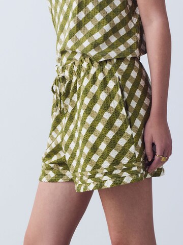 Next Regular Shorts in Grün