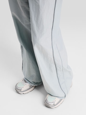 Bershka Широка кройка Панталон в сиво