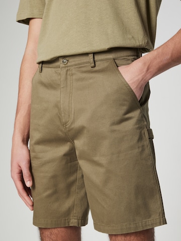 Regular Pantaloni 'Kai' de la ABOUT YOU x Jaime Lorente pe verde