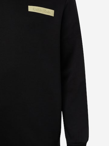 Calvin Klein Big & Tall كنزة رياضية بلون أسود