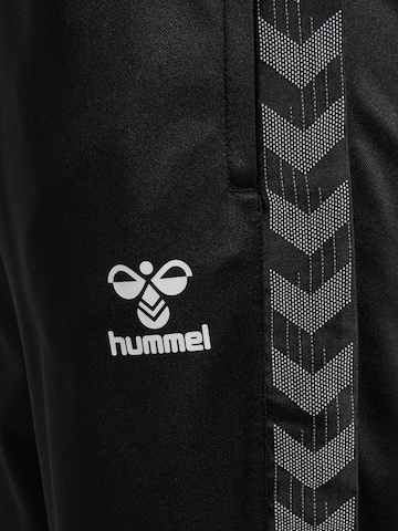 Tapered Pantaloni sportivi di Hummel in nero
