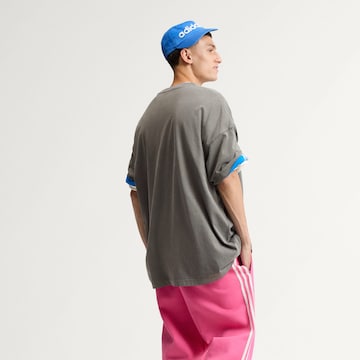 ADIDAS ORIGINALS - Camiseta 'AdiSignature NY' en negro
