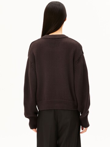 ARMEDANGELS Gebreid vest in Bruin: terug