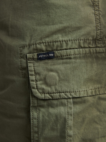 Petrol Industries - regular Pantalón cargo en verde