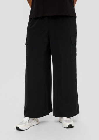 QS Wide leg Cargo trousers in Black: front