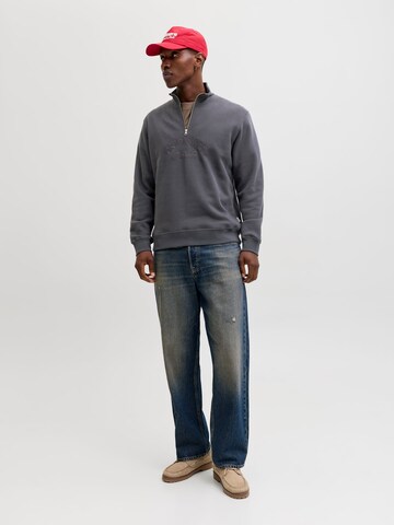 JACK & JONES Sweatshirt in Grau