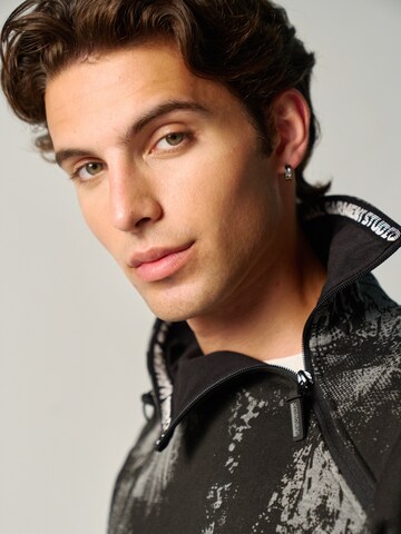 KOROSHI Суичър в черно: отпред