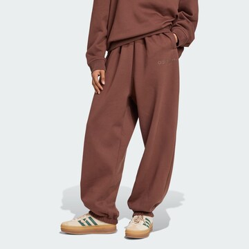 ADIDAS ORIGINALS - Tapered Pantalón 'Essentials' en marrón: frente