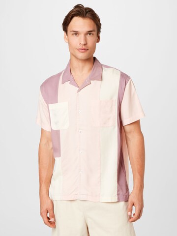 Coupe regular Chemise Obey en rose : devant