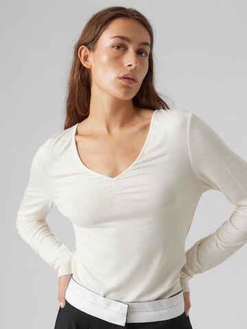 VERO MODA T-shirt 'ALBERTE' i vit