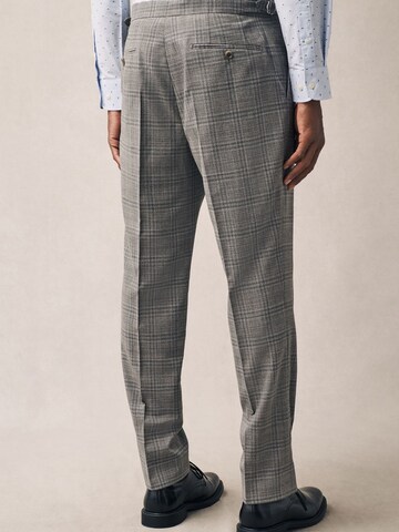 regular Pantaloni con piega frontale di Next in grigio
