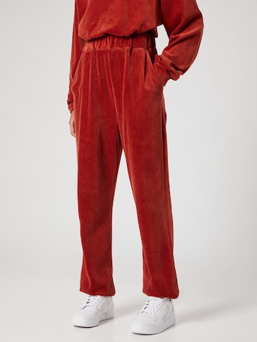 Loosefit Pantalon 'Rylie' ABOUT YOU x MOGLI en rouge : devant