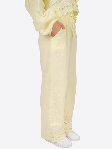 Seasons of April Wide leg Broek 'Ines' in Geel