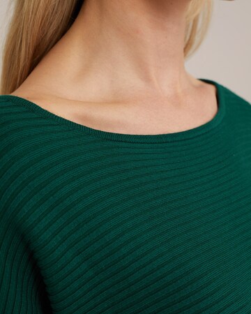 WE Fashion Sweater in Green