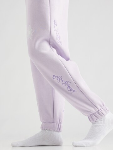 Tapered Pantaloni 'Lili' di florence by mills exclusive for ABOUT YOU in lilla