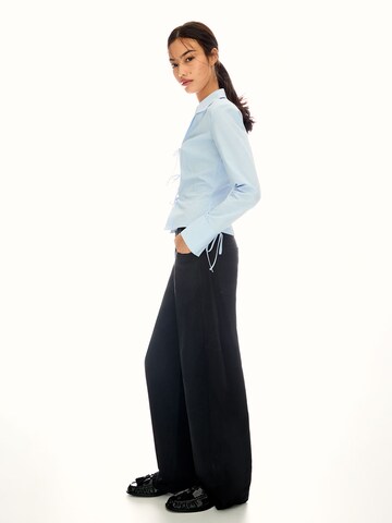 Bershka Блуза в синьо