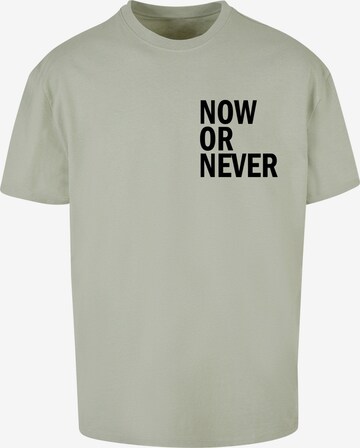 Merchcode T-Shirt 'Now Or Never' in Grün: predná strana