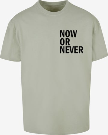 Merchcode Shirt 'Now Or Never' in Groen: voorkant