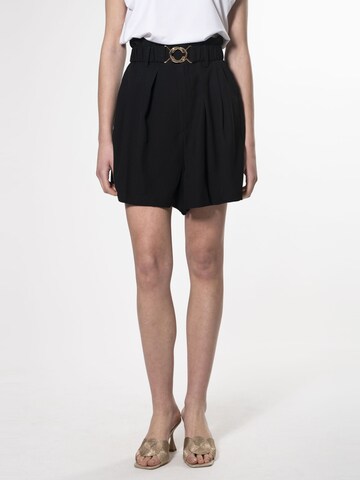Influencer - Loosefit Calças com pregas em preto: frente