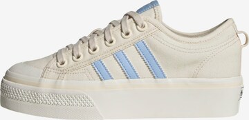 ADIDAS ORIGINALS Σνίκερ χαμηλό 'Nizza Platform' σε μπεζ: μπροστά