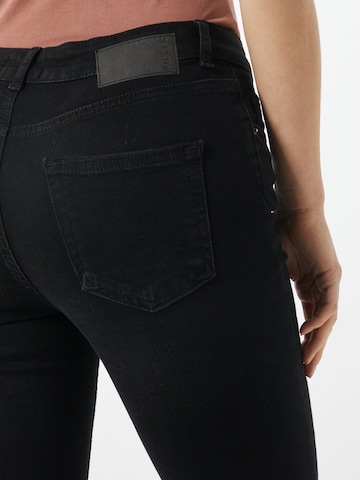 PIECES Slimfit Jeans 'Delly' in Zwart
