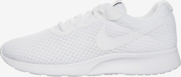 Baskets basses 'Tanjun' Nike Sportswear en blanc