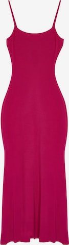 Trendyol Iltapuku värissä vaaleanpunainen: etupuoli