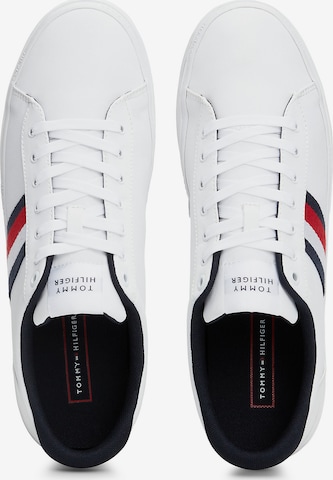 Baskets basses 'Essential Iconic' TOMMY HILFIGER en blanc