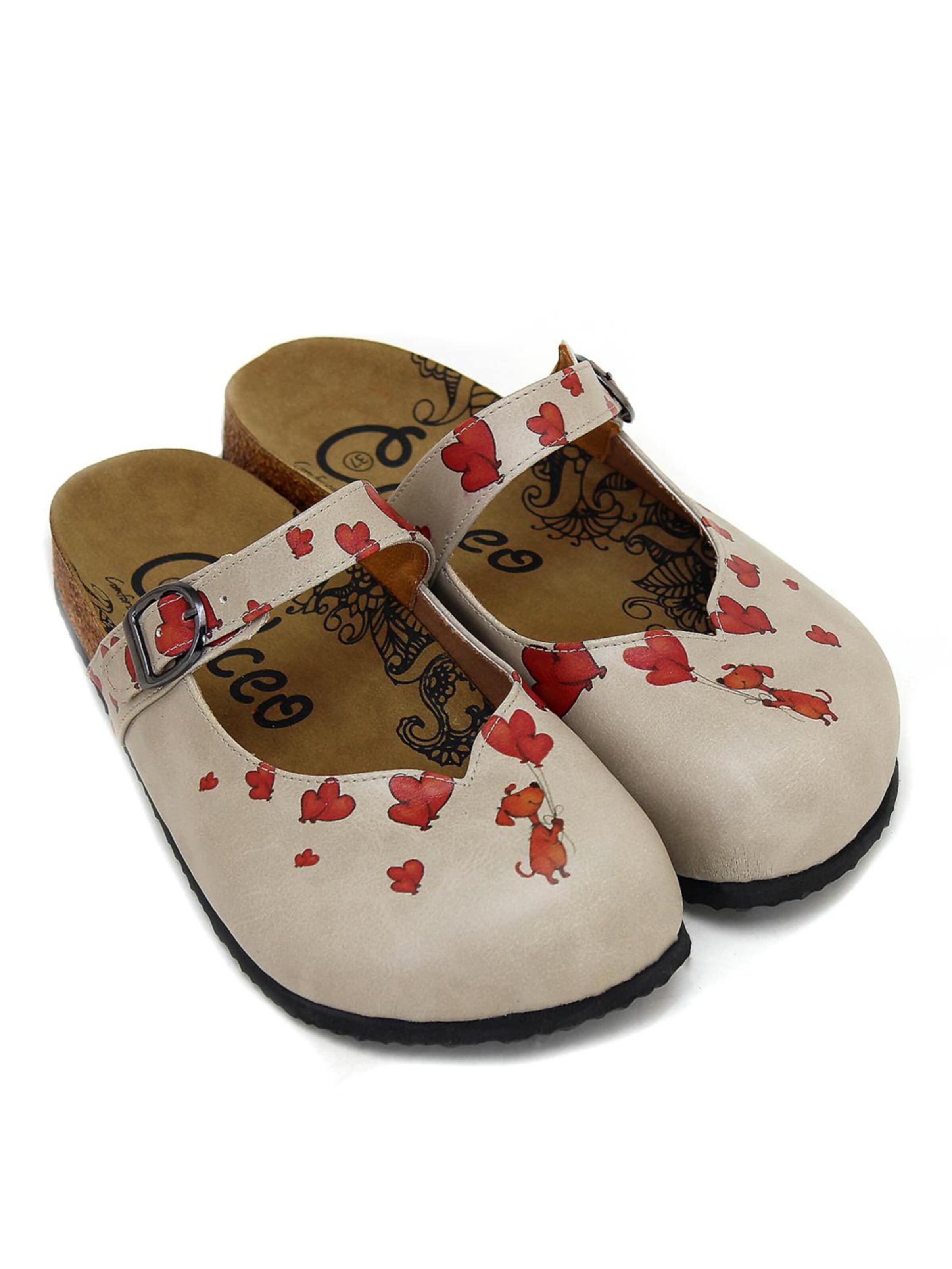 Clogs 'Women Calceo Beige Clogs CAL2210 with hearts and dog' di Goby in beige