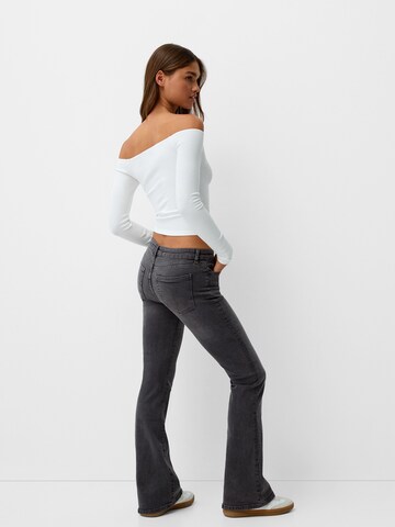 Bershka Flared Jeans in Grau