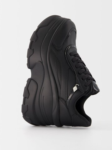 Sneaker alta di Bershka in nero